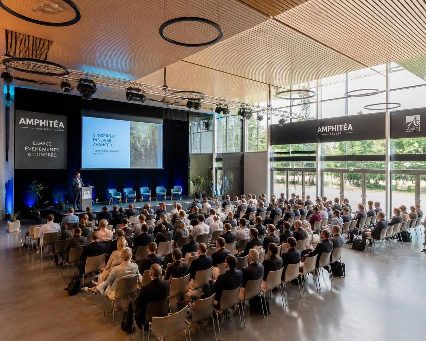 découvrez amphitea angers, un lieu unique conçu pour dynamiser vos formations professionnelles grâce à des espaces modernes et adaptés à tous vos besoins.